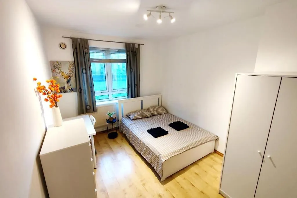 Central London Spacious Flat With 2 To 3 Bedrooms 0*,