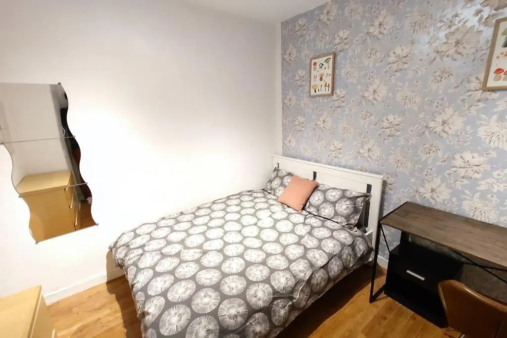 Central London Spacious Flat With 2 To 3 Bedrooms