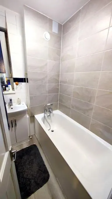 Central London Spacious Flat With 2 To 3 Bedrooms Apartment