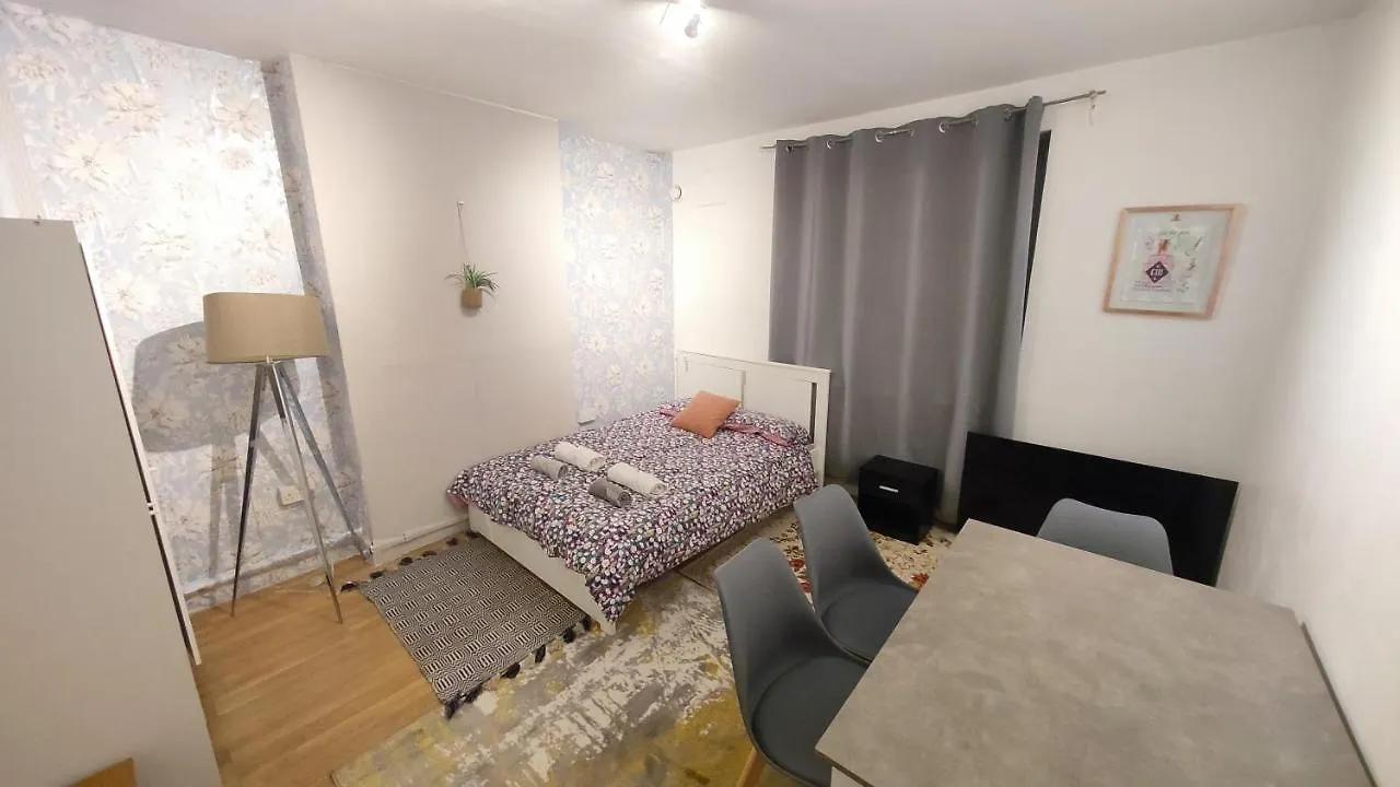 Central London Spacious Flat With 2 To 3 Bedrooms Apartment